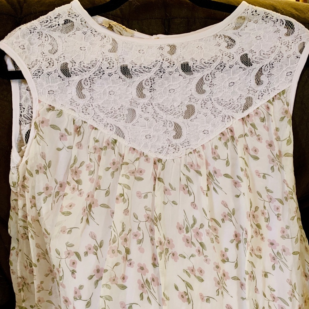 Bella Marie Women's silk, floral sleeveless top .